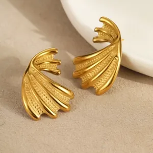 Pendientes vintage estilo francés dorados en forma de onda con diseño artístico de abanico