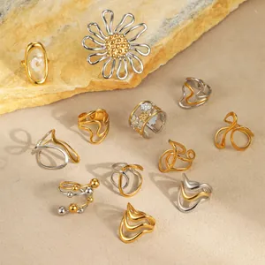 Abstrakte Wellenlinien und Blumenringe aus Edelstahl in Gold und Silber Ausführung
