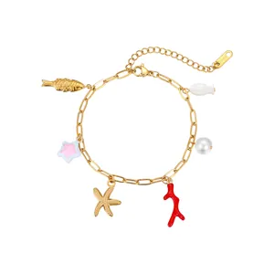 Pulsera de acero dorado con dijes de temática marina estrella de mar y coral