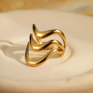 Minimalistischer goldener dreilagiger Wellenring aus poliertem Edelstahl für Damen