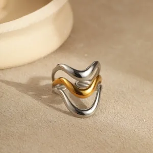 Polierter mehrlagiger Edelstahlring in Wellenform in Gold-Silber Kontrastfarben