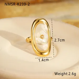 Detailansicht verstellbarer goldener Edelstahlring mit weißer Blume und Maßangaben