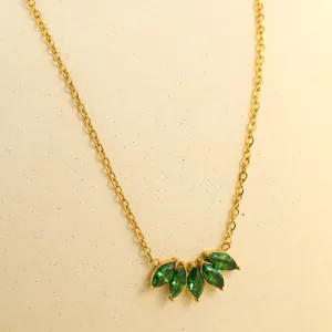 Elegante collana dorata con ciondolo a ventaglio di foglie in zircone verde