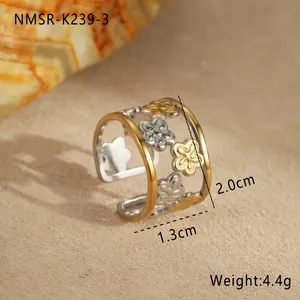 Detailansicht eines hohlen Rings mit Goldbändern und silbernen Blumenmustern