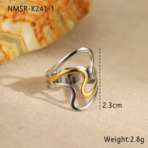 Details des unregelmäßigen Wellenrings mit 2,3 cm Höhe und 2,8 g Gewicht in Mixed Metal