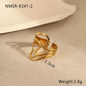 Detailansicht der goldenen Wellenring-Öffnung mit Maßen von 2,3 cm und 2,8 g Gewicht