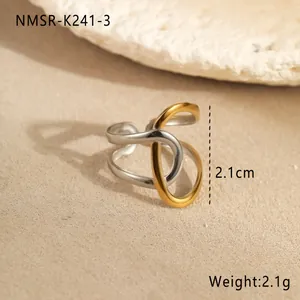 Detail eines kreuzförmig verschlungenen silber-goldenen Rings mit 2,1cm Größenangabe