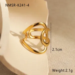 Makroaufnahme der goldenen geometrischen Ringdetails mit Höhen- und Gewichtsangaben