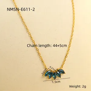 Dettaglio della collana d'oro con cinque pendenti in zircone blu a forma di foglia
