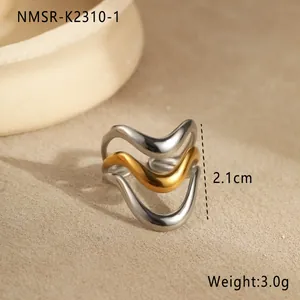 Nahaufnahme eines dreilagigen Wellendesigns-Edelstahlrings in Gold- und Silbertönen