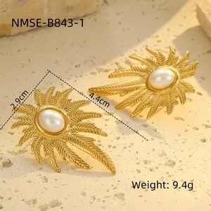 Détail des boucles d'oreilles pétales en or 18 carats avec perle centrale sur pierre