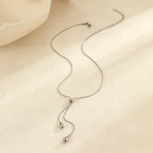 Collier élégant en maille serpent argentée avec double pendentif goutte et fermoir en Y