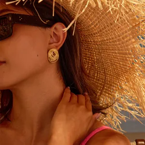 Pendientes dorados con textura en espiral para mujer con estilo de playa de verano