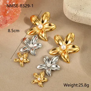 Détail de boucles d'oreilles fleurs bicolores avec perles, longueur de 8,5 cm