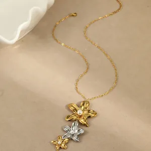 Collier élégant avec pendentif fleurs or et argent orné de perles blanches douces