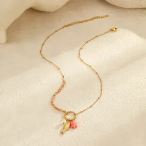 Gouden ketting in oceaanstijl met zeester, schildpad, vis hangers en witte parels