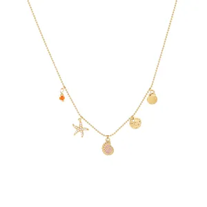 Detailweergave van de gouden balketting met zeester- en schelphangers en parels