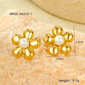 Détail de boucles d'oreilles fleur en or 18k avec perle blanche, dimensions et poids