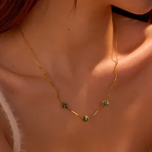 Collana minimalista francese in acciaio inossidabile dorato con fiori in pietra naturale verde