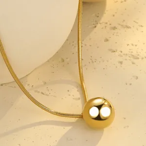 Minimalistische vergoldete Schlangenkette mit einem großen polierten Kugelanhänger