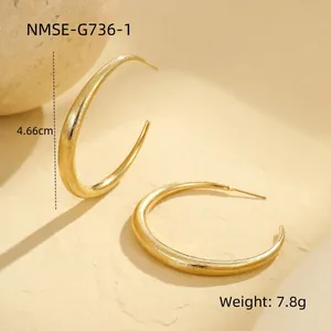 Detail van 4,66cm mat gouden oorringen met een geborstelde metalen textuur