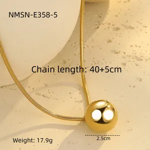 Detail der 40+5cm goldenen Schlangenkette mit poliertem 2,5cm Kugelanhänger, Gewicht 17,9g