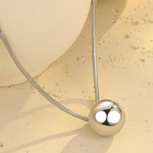 Minimalistische Schlangenkette aus Titanstahl mit einem polierten Kugelanhänger