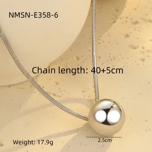 Detailansicht der Schlangenkette mit Kugelanhänger mit 40+5cm Länge und Maßangaben