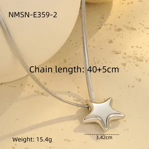 Detailansicht der silbernen Schlangenkette mit Sternanhänger und 40+5cm Längenangabe