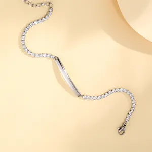 Pulsera minimalista de acero inoxidable para mujer con barra curva y cadena ajustable