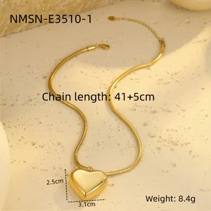 Detailansicht eines 3,1 cm Herzanhängers an einer 41+5 cm Schlangenkette aus Goldstahl