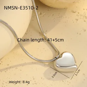 Details der silbernen Herzkette mit Schlangenkette, Maße 3,1x2,5 cm und 41+5 cm Länge
