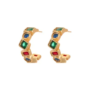Pendientes de aro C en acero chapado oro 18k con circonitas de colores sobre fondo blanco