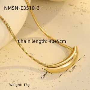 Nahaufnahme der Gold-Schlangenkette mit Maßen für Länge und den Kettenanhänger