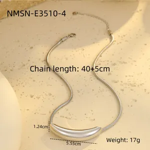 Detailansicht der silbernen Schlangenkette mit gebogenem Anhänger und Maßangaben