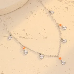Collar de acero inoxidable hecho a mano con cuentas naranjas y colgantes sol