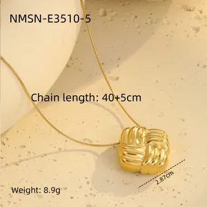 Detail der Goldknoten-Halskette mit Schlangenkette, 40+5 cm Länge und 2,87 cm Anhängerbreite