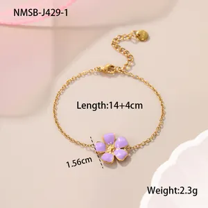 Makro-Detail eines goldenen Armbands mit lila Emaille-Blume und S925-Silberstempelung