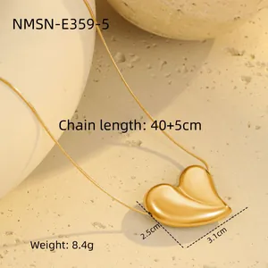 Detailansicht des goldenen Herzanhängers mit Maßen 3,1x2,5cm und 40+5cm Kettenlänge