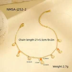 Detalle del collar de cuentas doradas con colgante de sol y cuentas naranjas con medidas