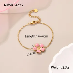 Detailansicht eines goldenen Blumenarmbands mit rosa Emaille-Anhänger und Maßangaben