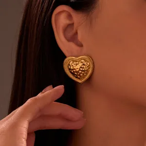 Pendientes de corazón en oro martillado con borde trenzado en modelo