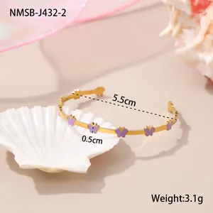 Detailansicht eines vergoldeten Armbands mit lila Emaille-Schmetterlingen und 5,5cm Maß