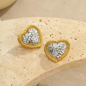 Pendientes de corazón martillado con borde dorado en espiral y centro plateado en piedra