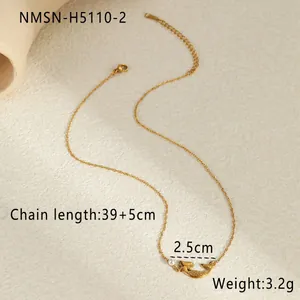 Détail du pendentif sirène doré avec perle blanche et dimensions de la chaîne