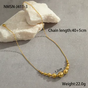 Détail du collier de perles plaqué or 18 carats, longueur 40+5cm et perle de 1,2cm