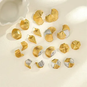 Geometrische Ohrringe aus strukturiertem Gold und Edelstahl mit plissiertem Wellendesign