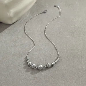 Collier de perles argentées polies avec perles dégradées et chaîne d'extension réglable