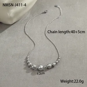 Détail du collier à billes en métal brossé argenté avec des perles de tailles dégradées