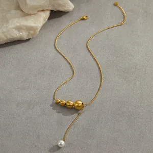 Détail du collier en Y plaqué or 18K en acier inoxydable avec perles dorées et perle